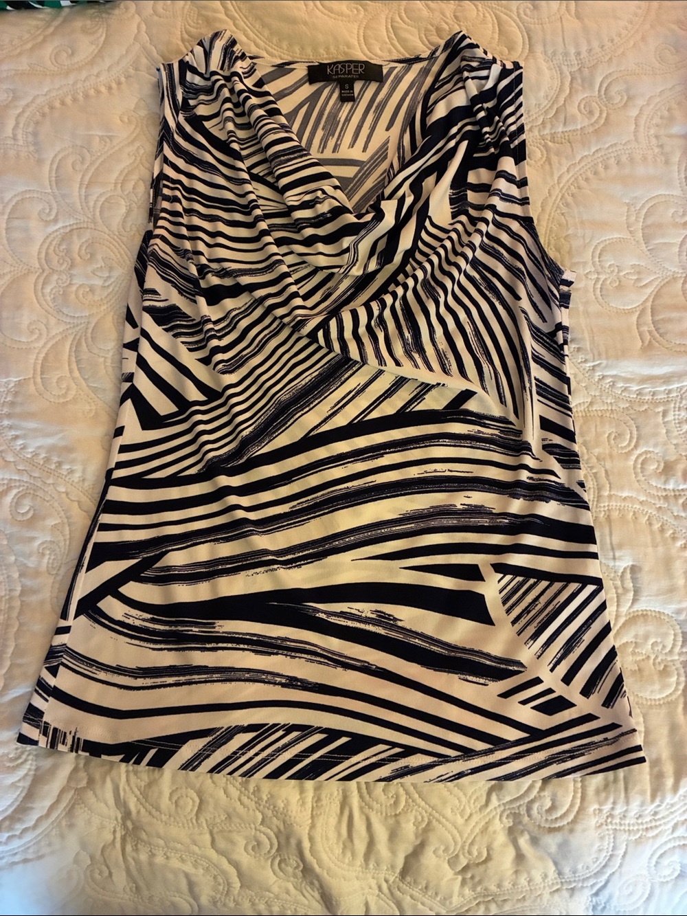 Kasper Navy and White Sleeveless Shell Print Top small